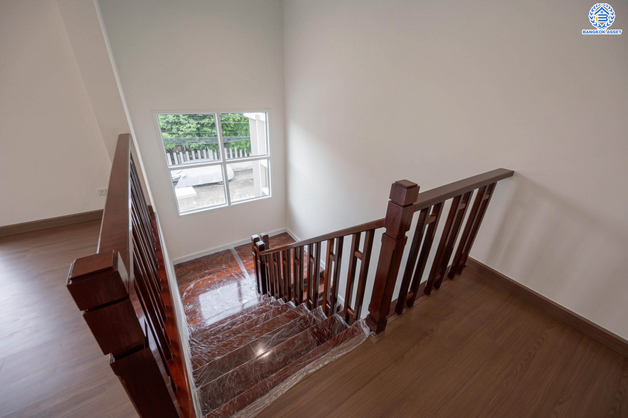 บ้านมือสองตกแต่งใหม่ โครงการ นาราวัลย์ บรมราชชนนี เนื้อที่ 71.8 ตร.ว. ฟังก์ชัน 3 ห้องนอน 4 ห้องน้ำ 1 ห้องแม่บ้าน จอดรถได้ 2 คัน บนพื้นที่ใช้สอยเกือบ 220.58 ตร.ม. พร้อมพื้นที่สีเขียวสนามหญ้ากว้างขวาง ตอบโจทย์ครอบครัวใหญ่ บนทำเลศักยภาพ เชื่อมต่อทั้งถนนกาญจนาภิเษก และทางคู่ขนานลอยฟ้าบรมราชชนนี ใกล้ ม.มหิดล, สถานีขนส่งสายใต้ใหม่ และเซ็นทรัลปิ่นเกล้า